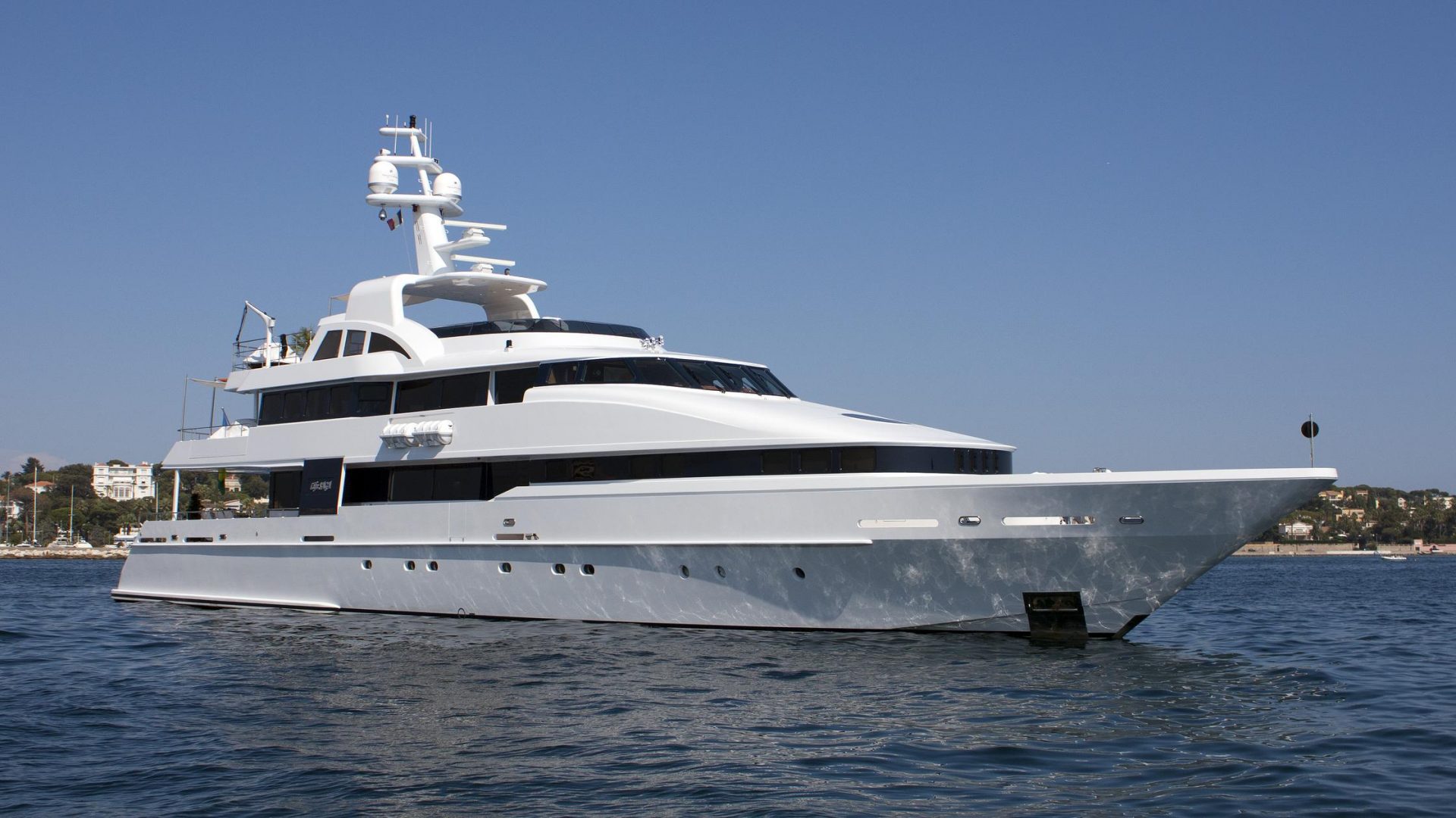 M/Y LIFE SAGA exterior 