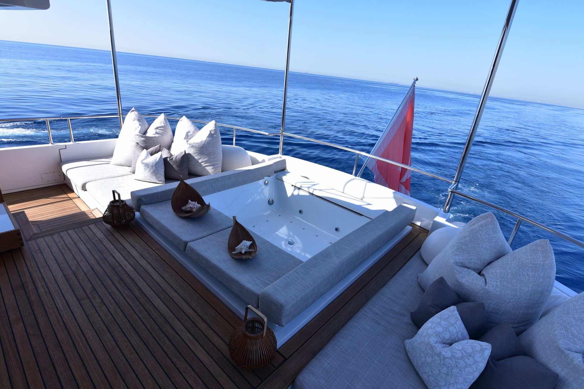 Superyacht M/Y LIFE SAGA hot tub