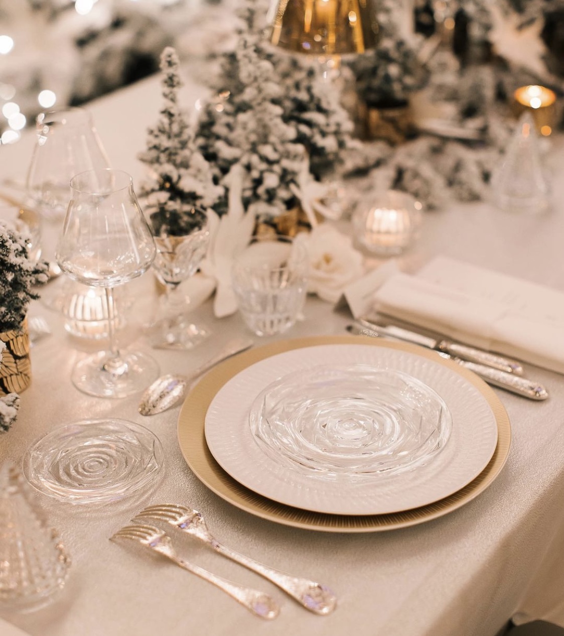 Metallic Christmas table setting 